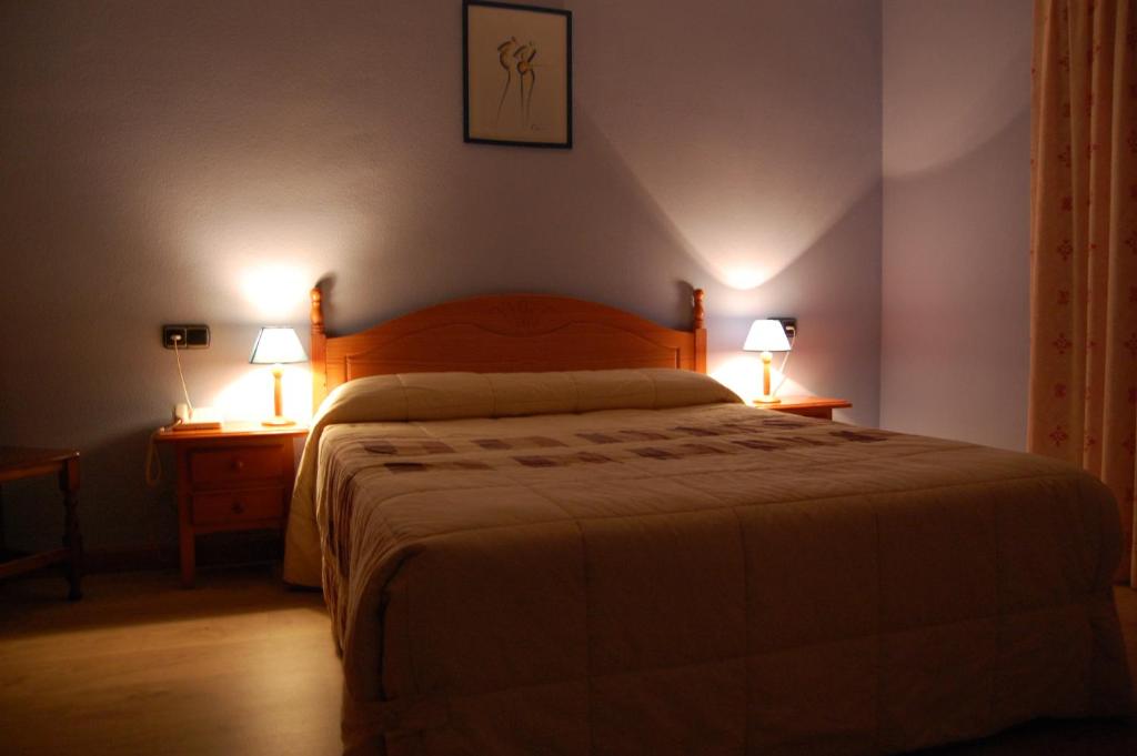 A bed or beds in a room at Hotel Los Duques
