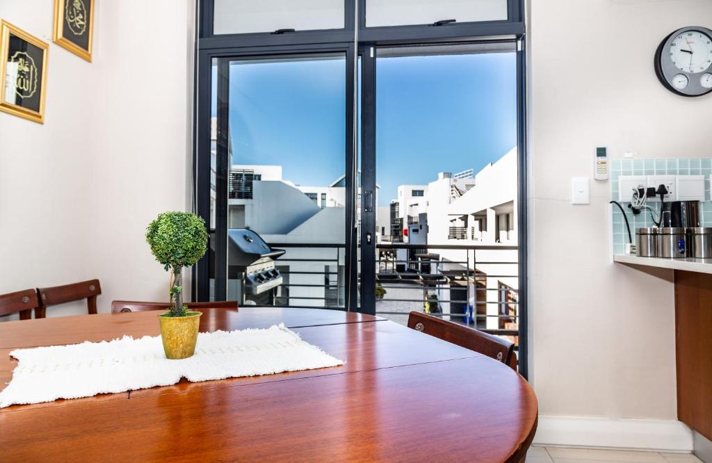 Elegant Beachfront 192 Eden on the Bay Beachfront Apartment, Blouberg