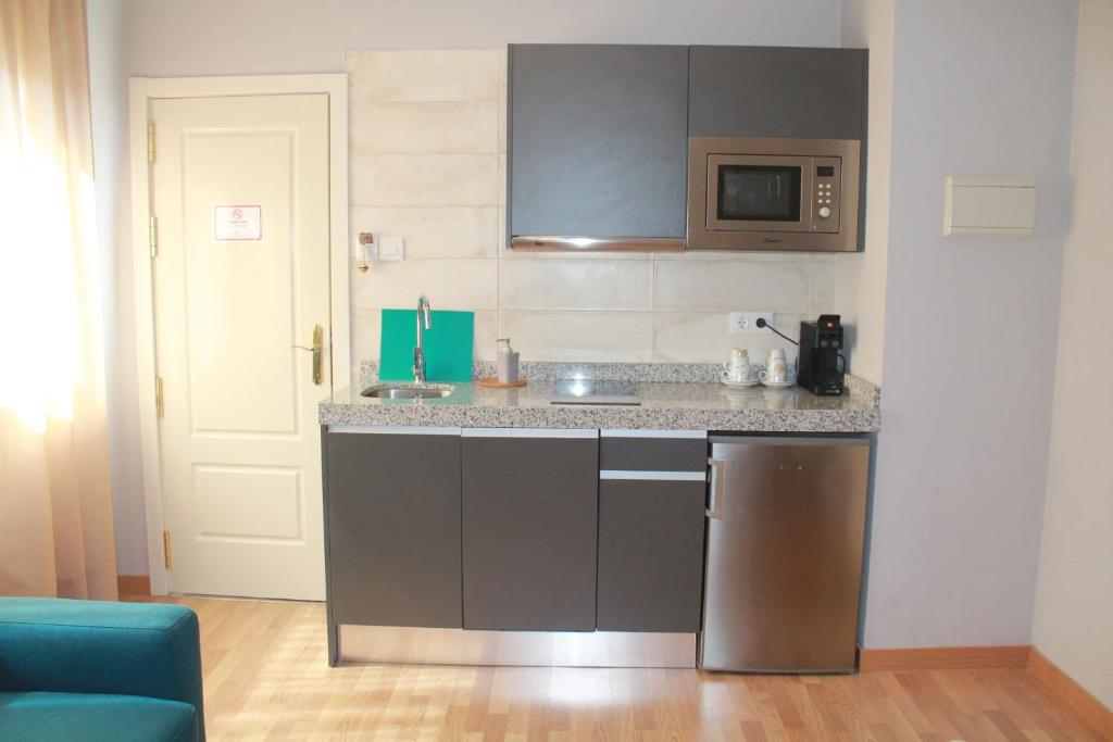 małą kuchnię ze zlewem i kuchenką mikrofalową w obiekcie Hotel Torre del Oro w mieście La Rinconada