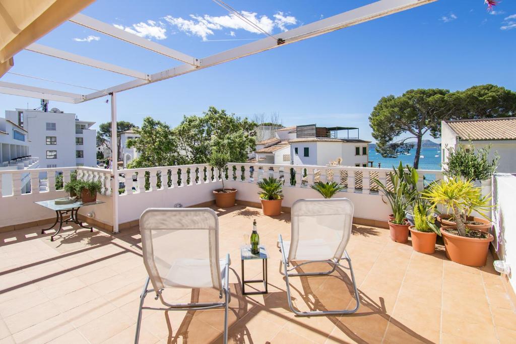 un patio con 2 sedie e un tavolo sul balcone di Apartment El Faro a Port de Pollença