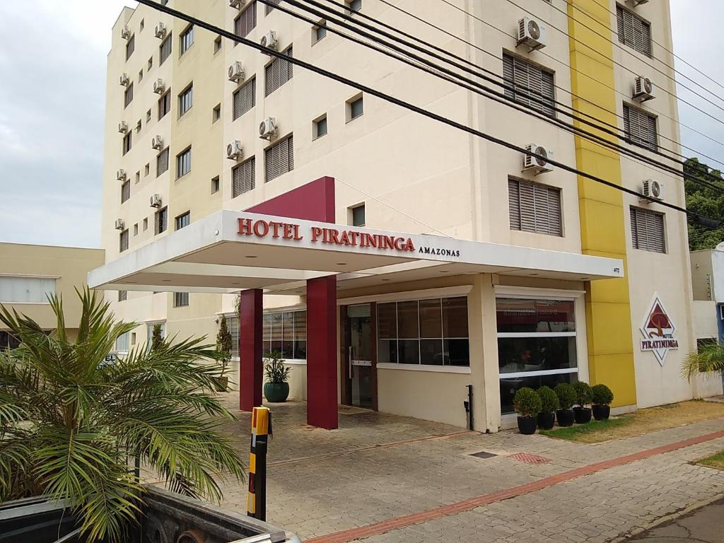 un hotel frente a un edificio con una farmacia de hotel en Hotel Piratininga Avenida Amazonas - Rondonópolis, en Rondonópolis