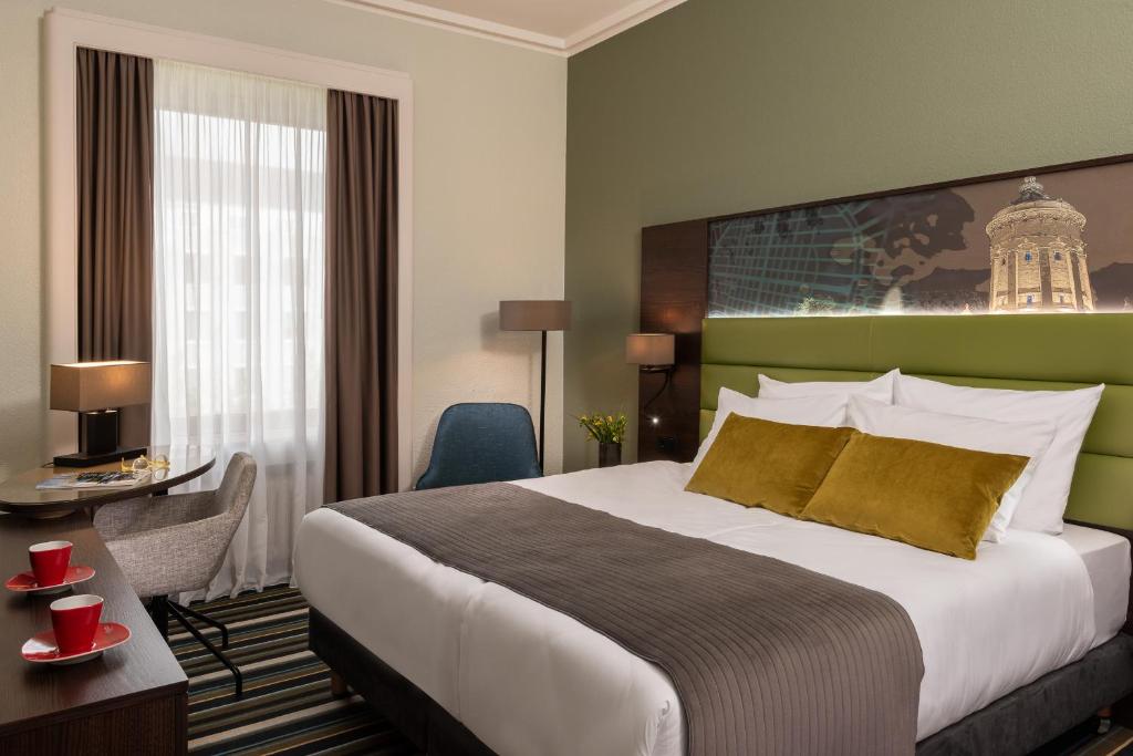Ein Bett oder Betten in einem Zimmer der Unterkunft Leonardo Royal Hotel Mannheim
