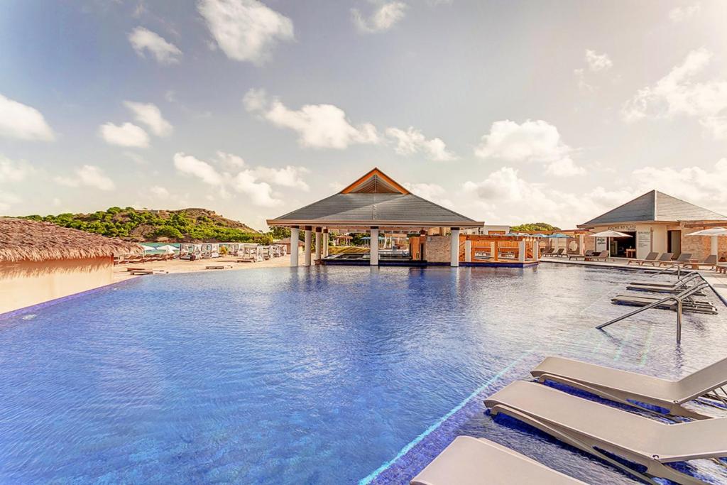 Bazén v ubytování Royalton Antigua, An Autograph Collection All-Inclusive Resort nebo v jeho okolí