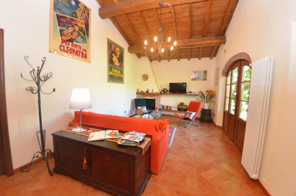 ein Wohnzimmer mit einem Sofa und einem Tisch in der Unterkunft La Capannella del Cinema in Capannori