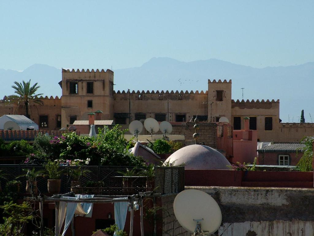 uma vista para uma cidade com um edifício em Riad Timila em Marraquexe