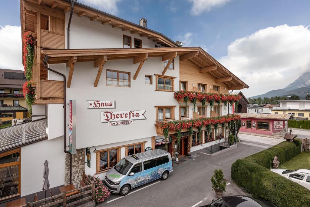 Nespecifikovaný výhled na hory nebo výhled na hory při pohledu z hotelu