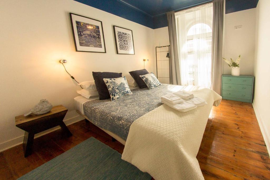 Ένα ή περισσότερα κρεβάτια σε δωμάτιο στο INT Lisbon Suites