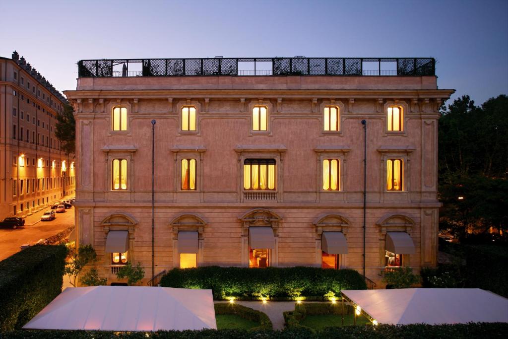 un gran edificio de ladrillo con luces encendidas en Villa Spalletti Trivelli - Small Luxury Hotels of the World, en Roma
