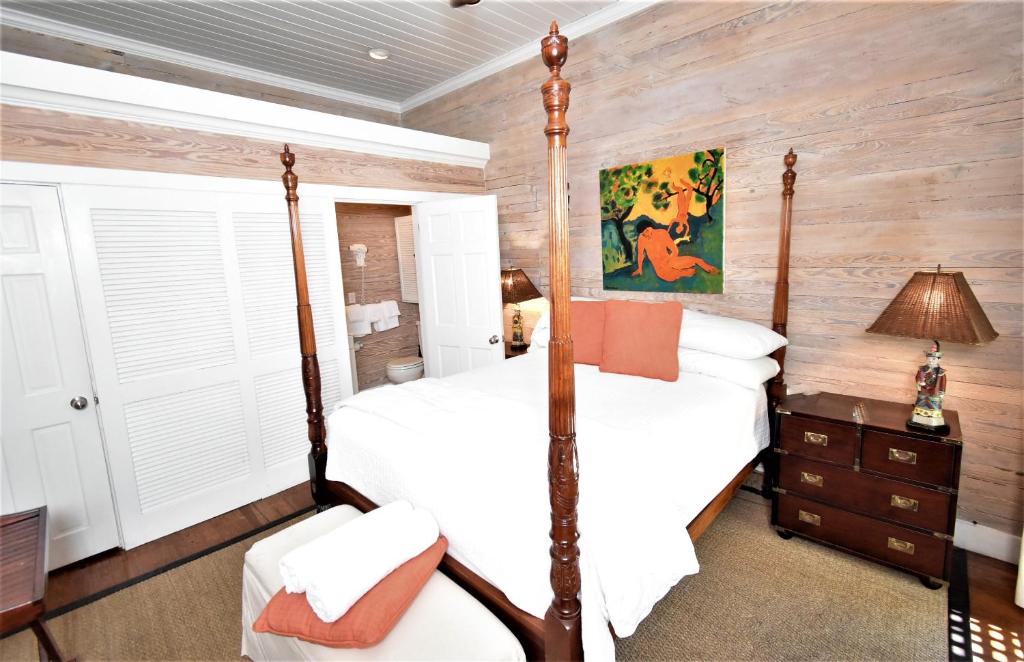 Voodi või voodid majutusasutuse Simonton Court Historic Inn & Cottages toas