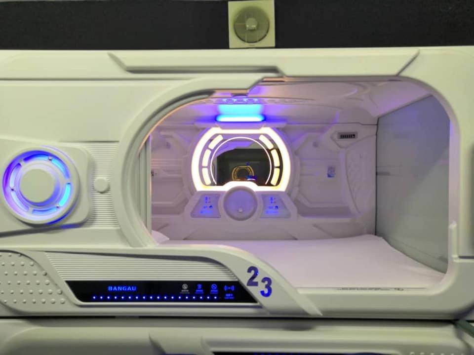 Camera piccola con letto in camera di Bangau - Short Term Rest Area Capsule Hotel a Sepang