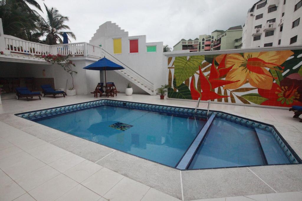 una piscina frente a un edificio con un mural en Apartamento de tres habitaciones en zona centro de San Andrés Islas - Edificio Comodoro 203, en San Andrés