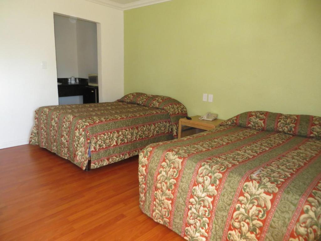The Oaks Motel - Double Room With Two Double Beds
