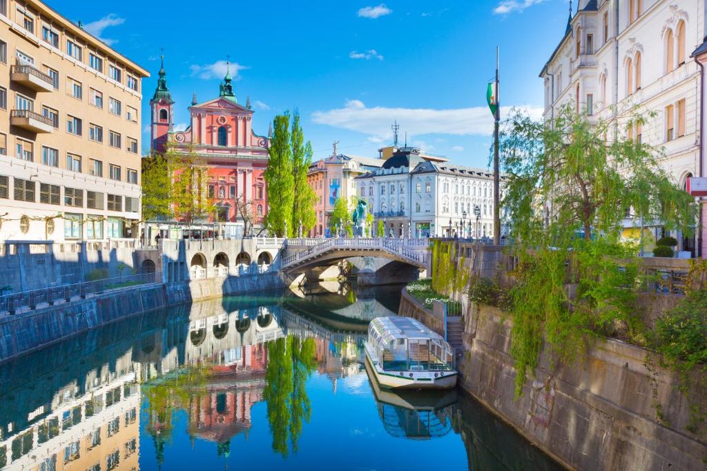 LjubljanaArt Apartment - Appartement Avec Balcon