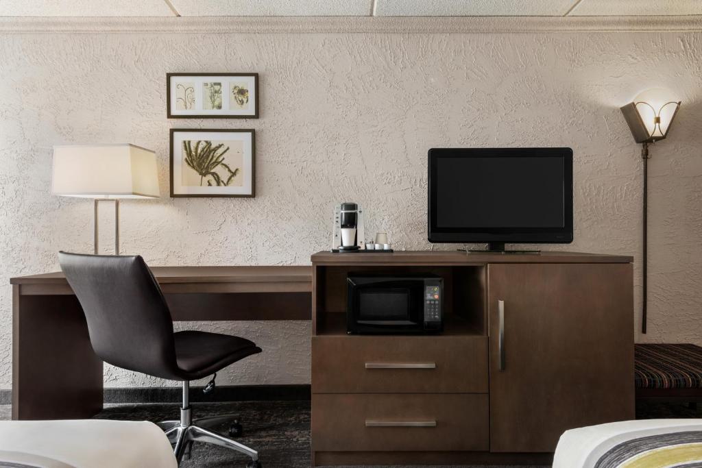 Country Inn & Suites by Radisson, Mt Pleasant-Racine West, WI - King Room