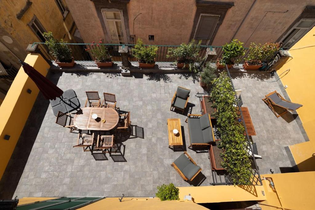 einen Blick über eine Terrasse mit einem Tisch und Stühlen in der Unterkunft Design Apartment with Terrace Next Toledo Metro Stop in Neapel