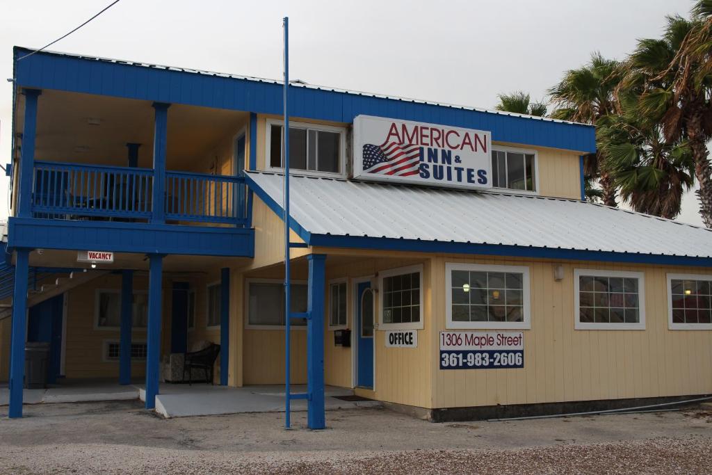 an american inn with a blue and yellow building at American Inn Port O'Connor in Port O'Connor