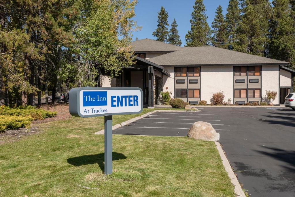 una señal azul y blanca delante de un edificio en Inn At Truckee, en Truckee