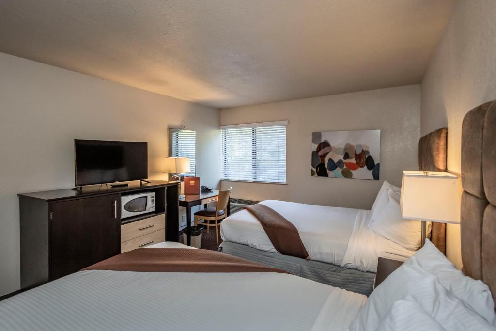 Postel nebo postele na pokoji v ubytování Inn At Truckee