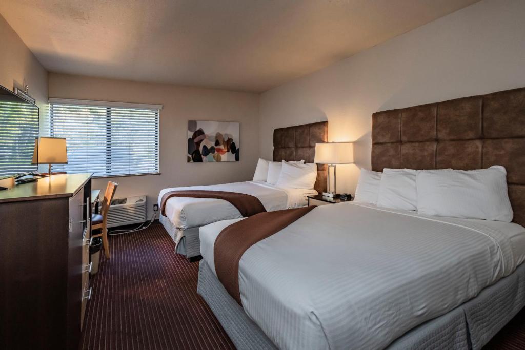 Postel nebo postele na pokoji v ubytování Inn At Truckee