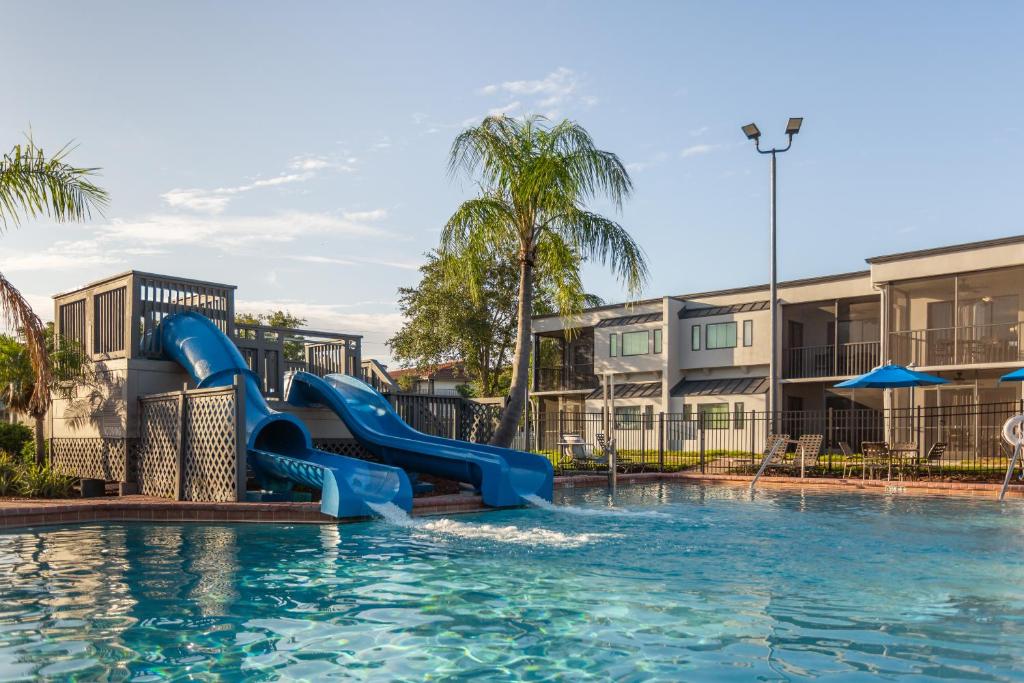 un tobogán de agua en una piscina de un complejo en Orbit One Vacation Villas, en Orlando