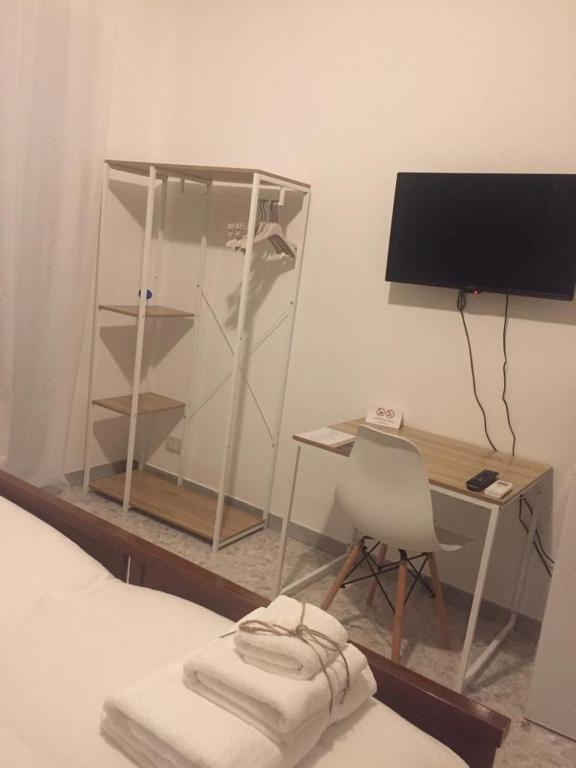 Televízia a/alebo spoločenská miestnosť v ubytovaní Gatto Bianco Picone 19