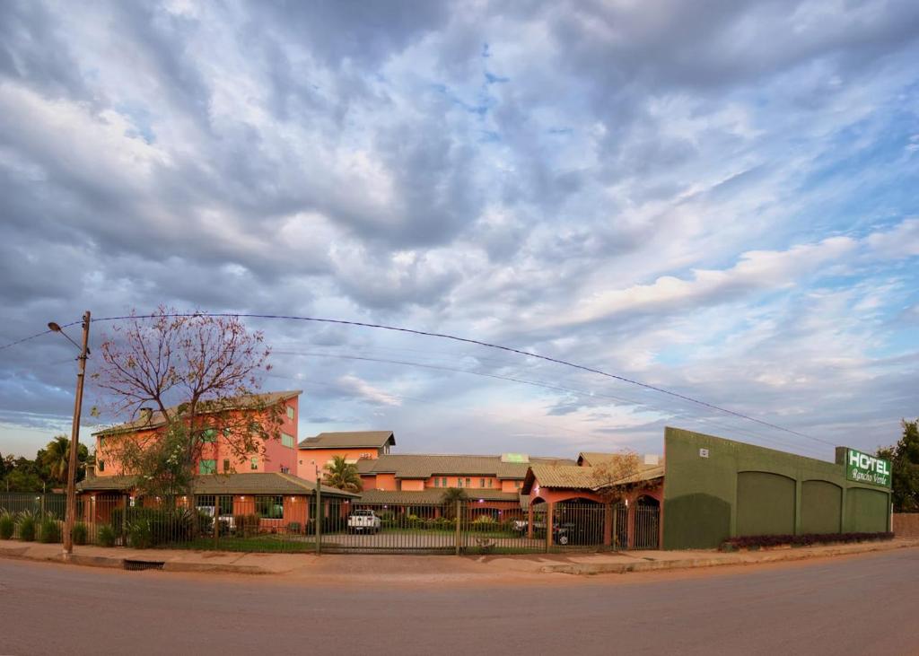 un edificio al lado de una calle con un cielo nublado en Hotel Rancho Verde, en Barreiras