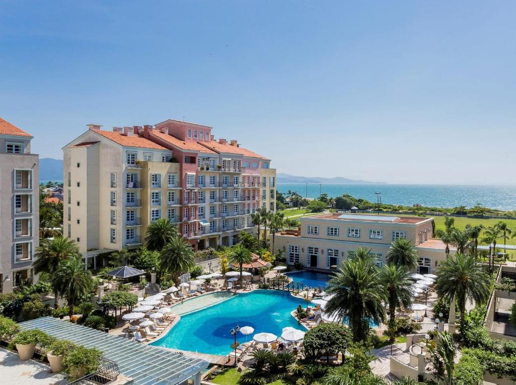 フロリアノポリスにあるIL Campanário Villaggio Resort Suites - Jurerê Internacionalのスイミングプール付きのリゾートの空中ビュー