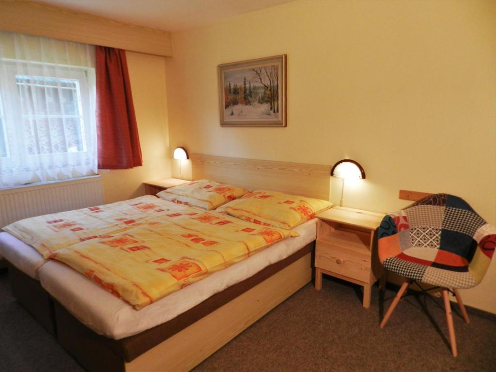 Łóżko lub łóżka w pokoju w obiekcie Chalupa U Beranů