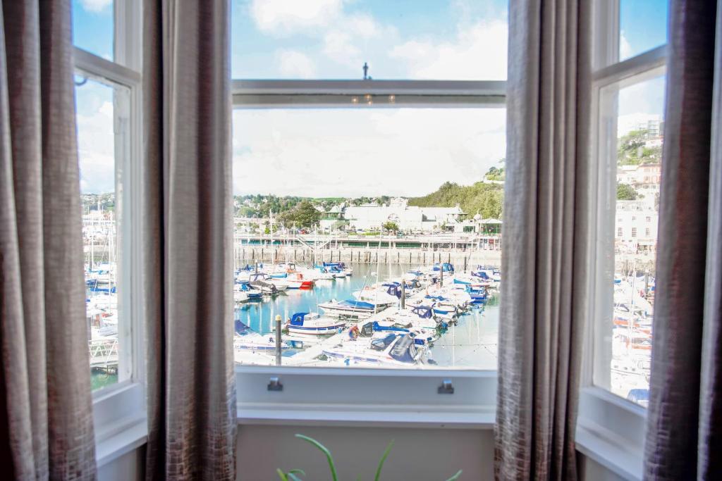 uma janela com vista para uma marina em Victoria Apartments em Torquay