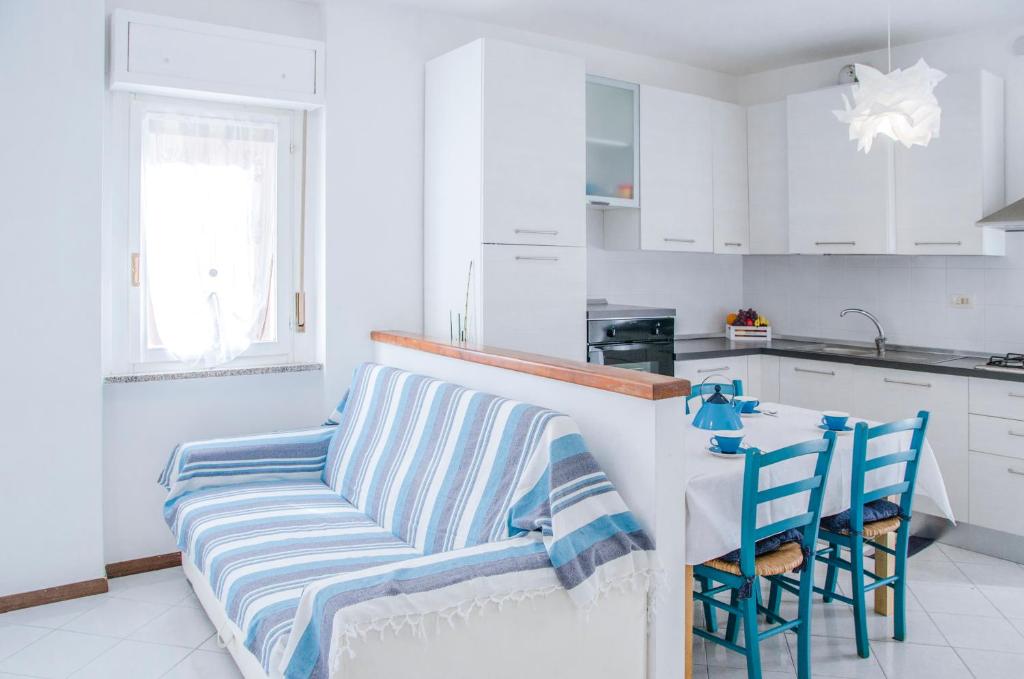 eine Küche mit einem Sofa und einem Tisch mit Stühlen in der Unterkunft Ca' a' Samba in Sestri Levante