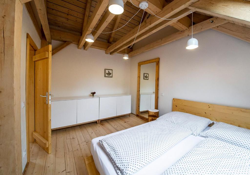 Postel nebo postele na pokoji v ubytování Samota Hojšín