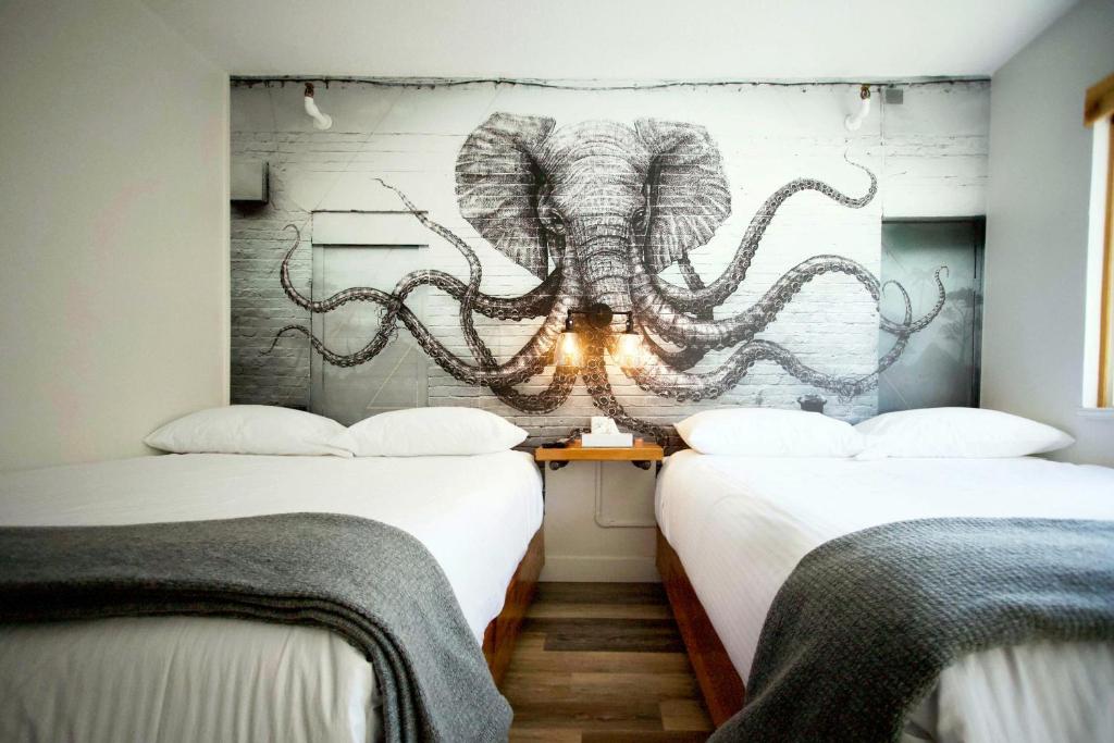 Postel nebo postele na pokoji v ubytování Crash Hotel Squamish