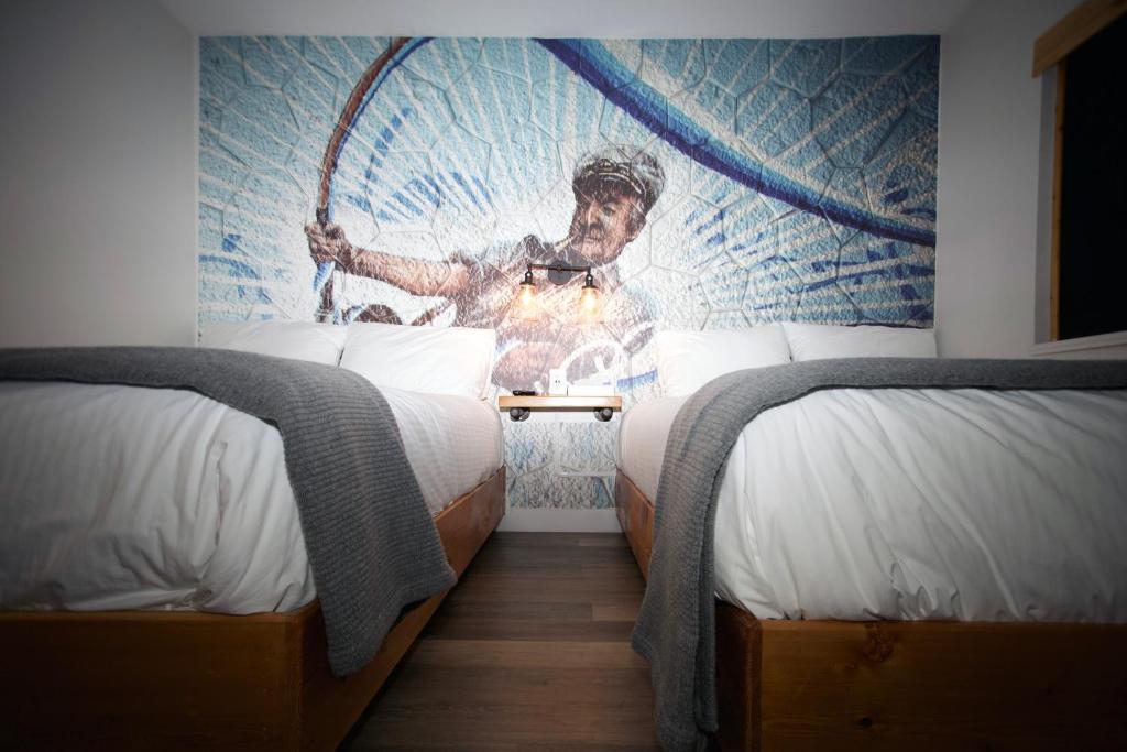 Postel nebo postele na pokoji v ubytování Crash Hotel Squamish