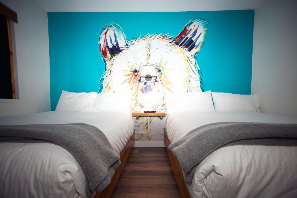 Postel nebo postele na pokoji v ubytování Crash Hotel Squamish