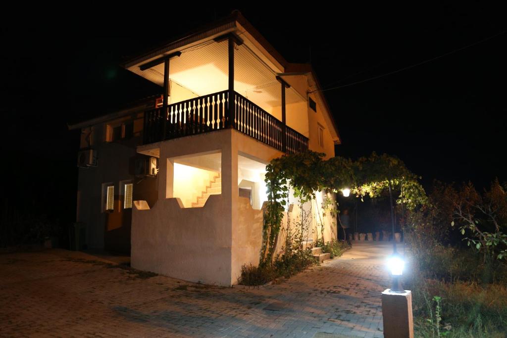 um edifício com uma luz à sua frente à noite em Villa Vesna em Veles