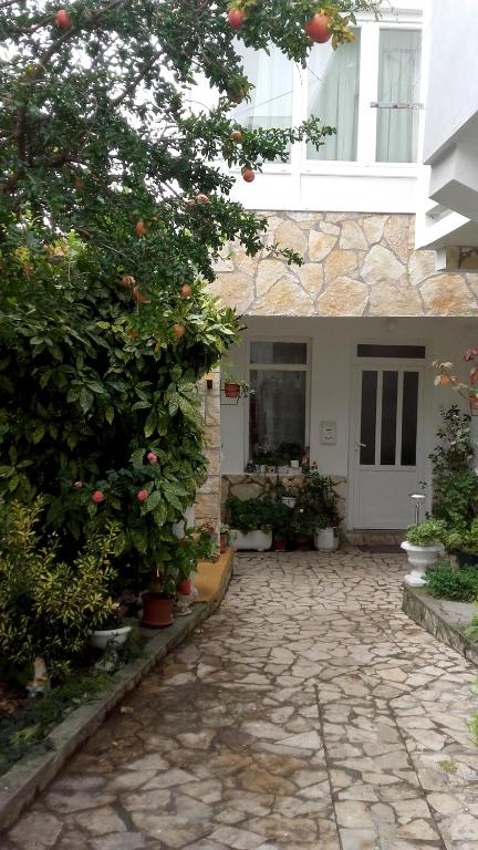 an entrance to a house with an orange tree at Apartment Gabric in Rab