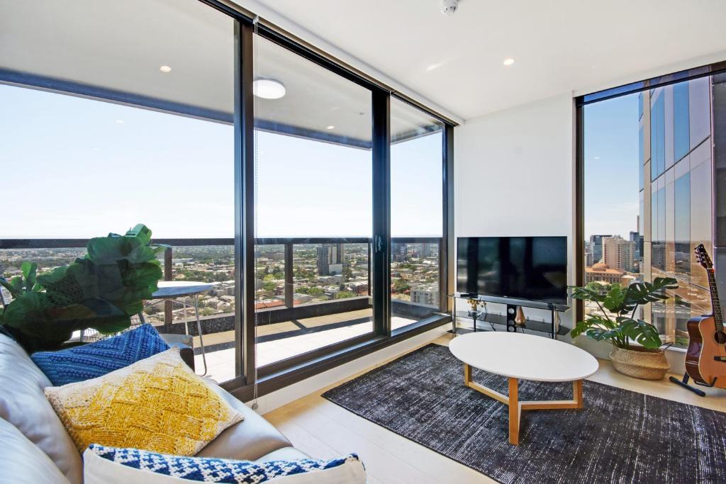Adelaide的住宿－斯溫森維艾公寓，客厅配有沙发和桌子