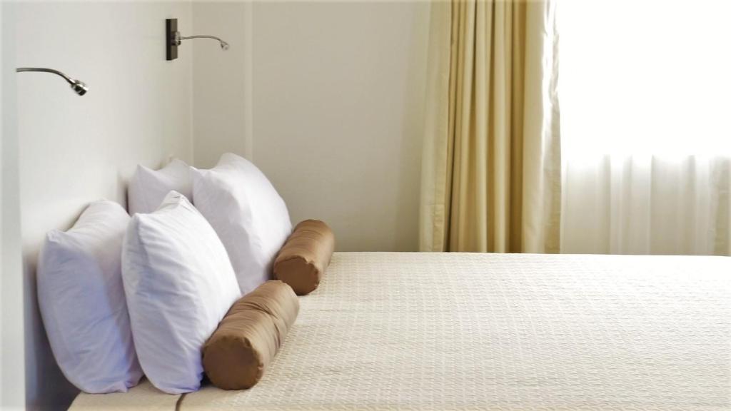 Postel nebo postele na pokoji v ubytování Ikala Galapagos Hotel
