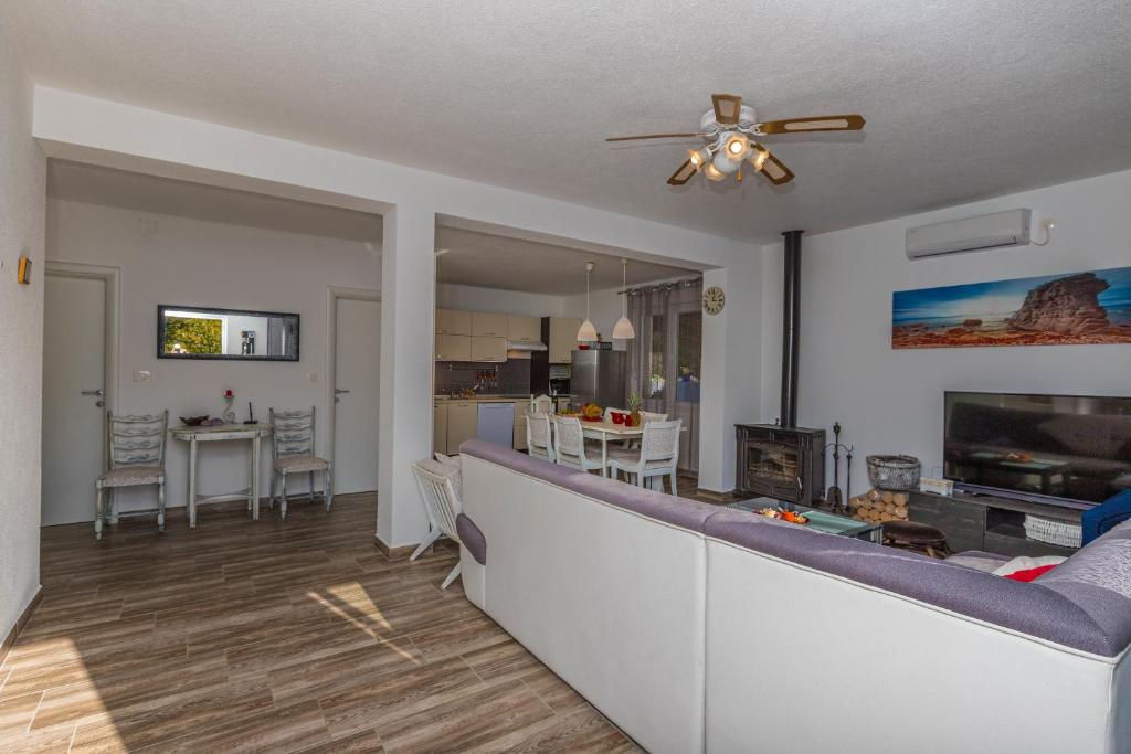 Kuchyňa alebo kuchynka v ubytovaní Villa Manta Crikvenica