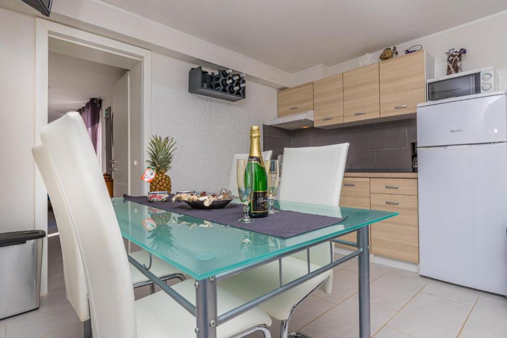 Kuchyňa alebo kuchynka v ubytovaní Villa Manta Crikvenica