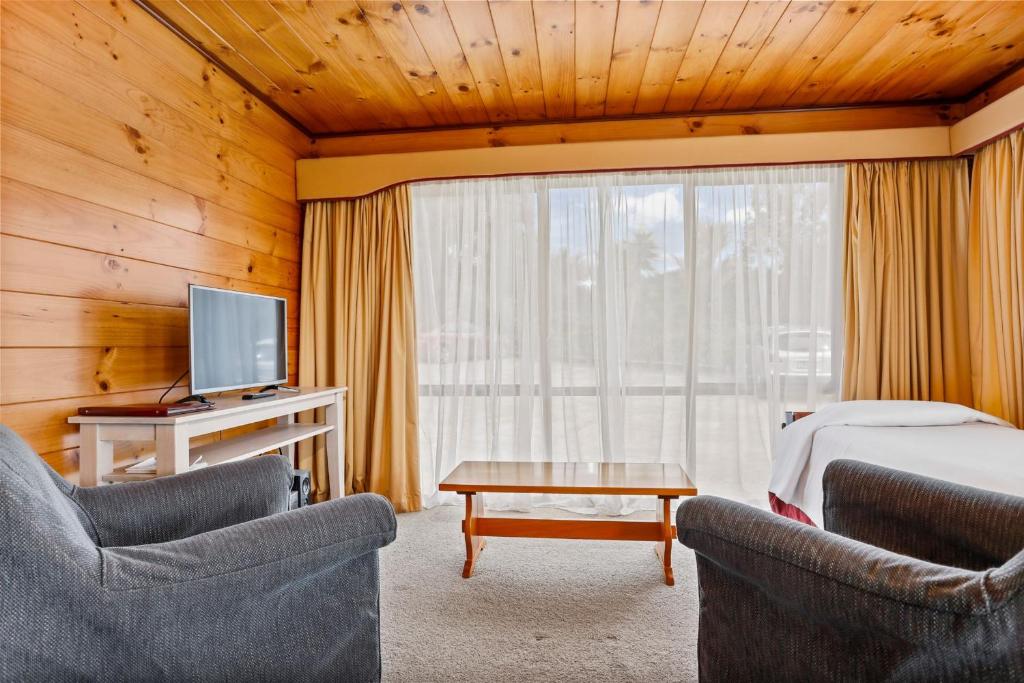 TV a/nebo společenská místnost v ubytování Waitakere Resort & Spa