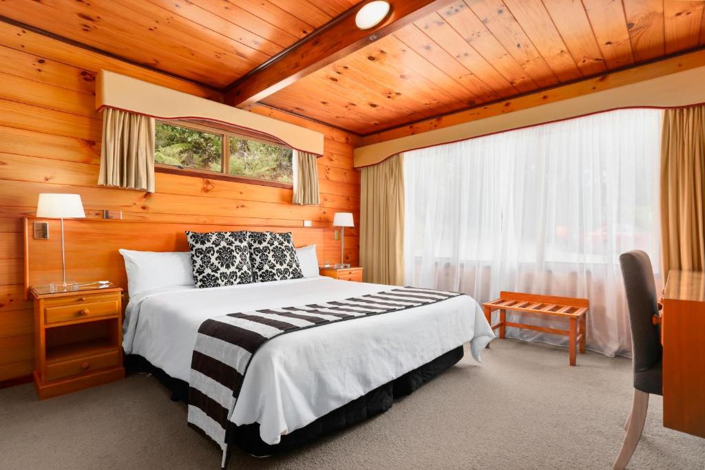 Postel nebo postele na pokoji v ubytování Waitakere Resort & Spa