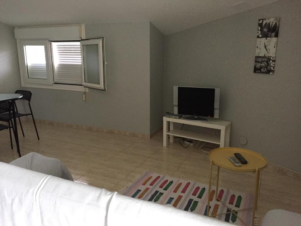 Televízia a/alebo spoločenská miestnosť v ubytovaní Apartamentos Susa
