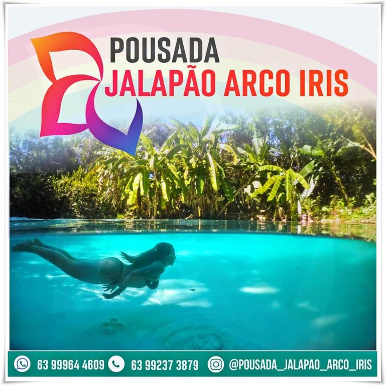 een man die in het water zwemt met de woorden possada jalapro bij pousada jalapão arco iris in Mateiros