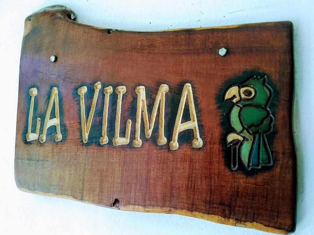a sign that says la villa with a frog on it at La Vilma Hospedaje Familiar in Paganini