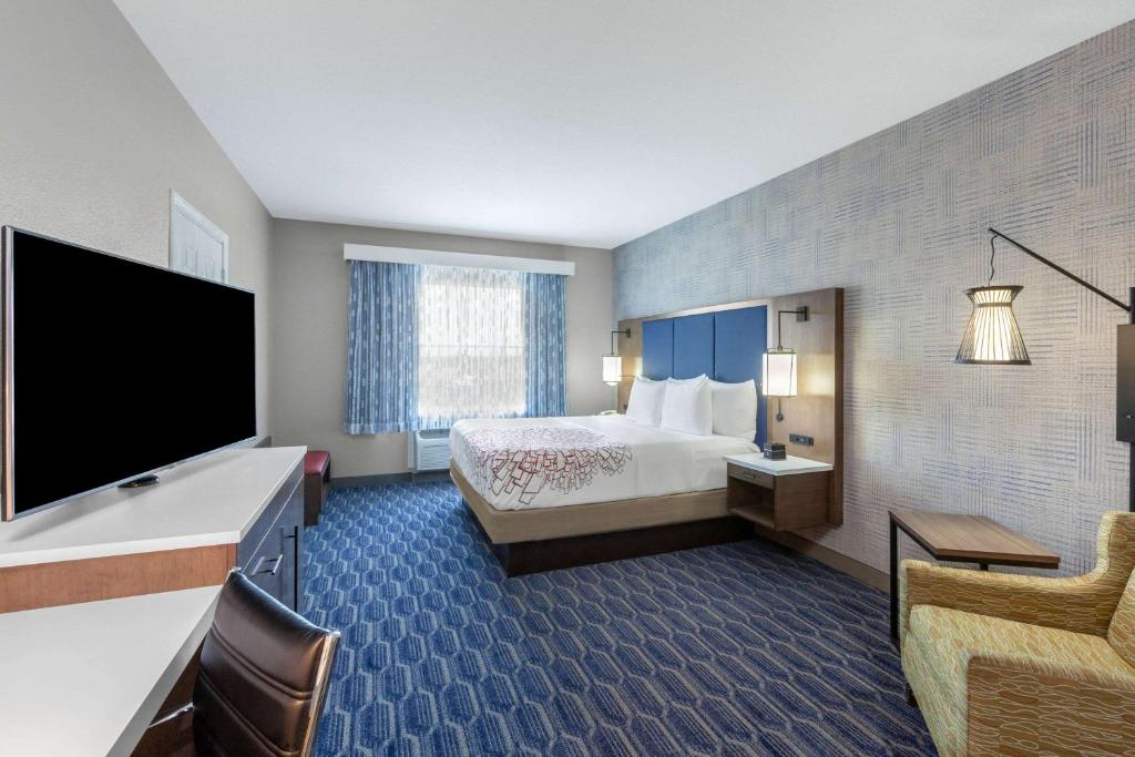 La Quinta by Wyndham Houston Channelview - Kamer Met Kingsize Bed En Balkon - Rookvrij