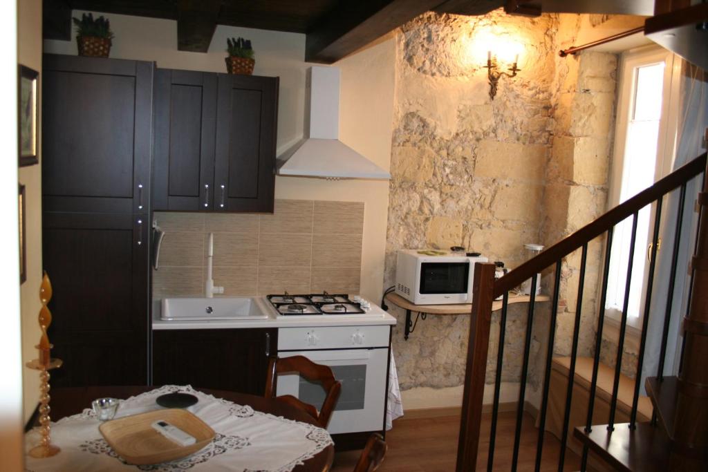 a small kitchen with a stove and a microwave at Acasamia in Cagliari
