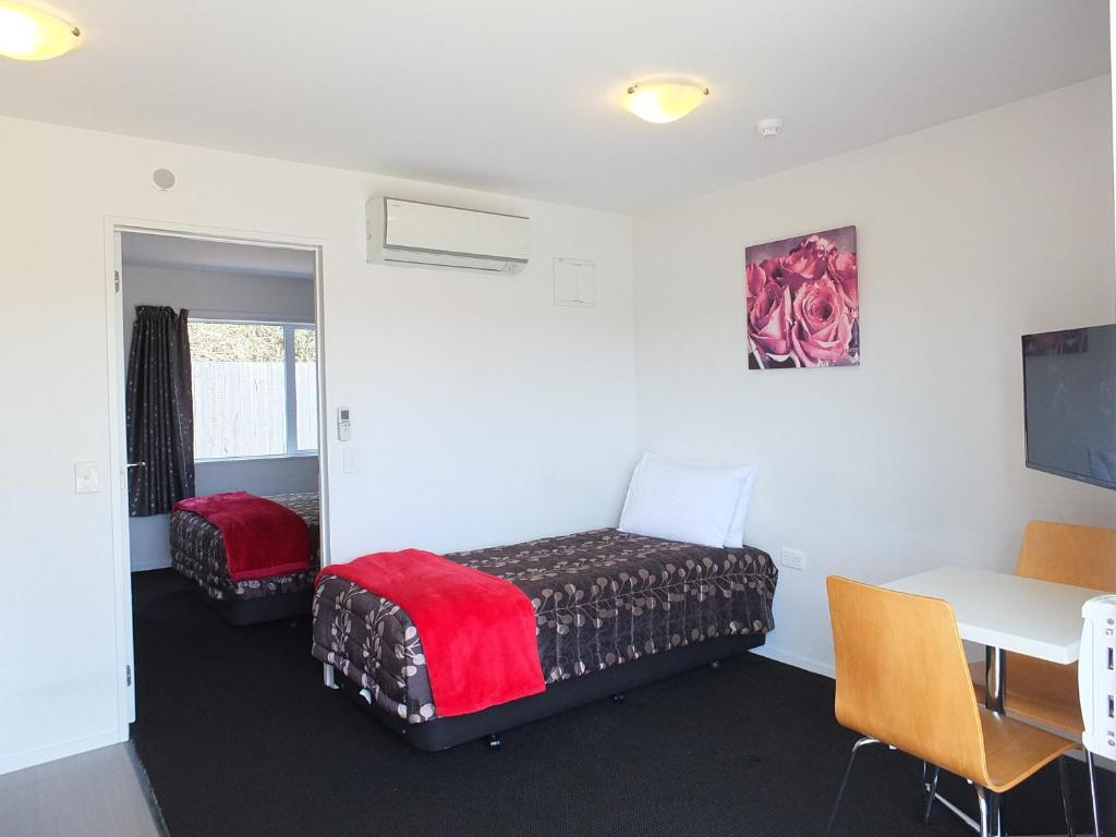 
Triple Studio Queen and Single Beds
