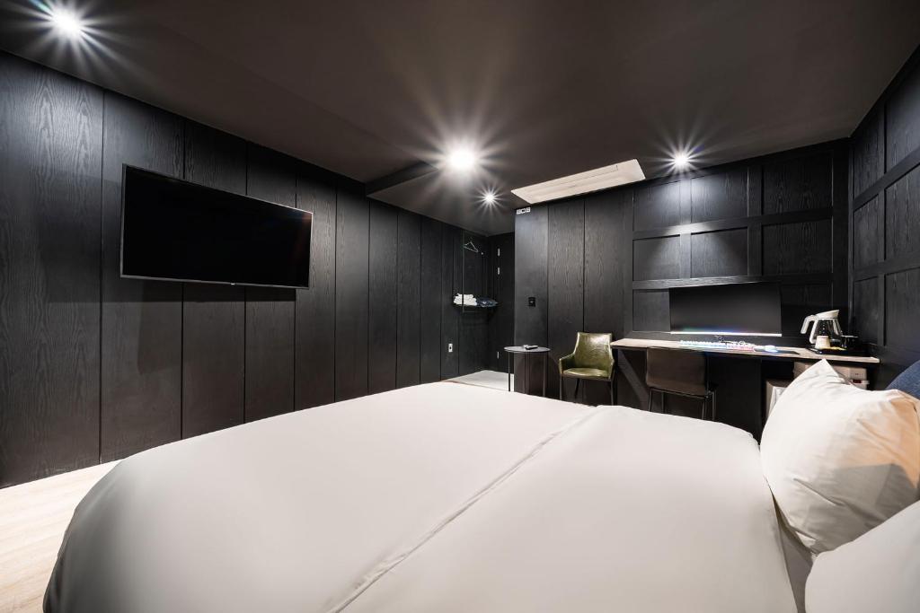 Postel nebo postele na pokoji v ubytování Stay Month Hotel