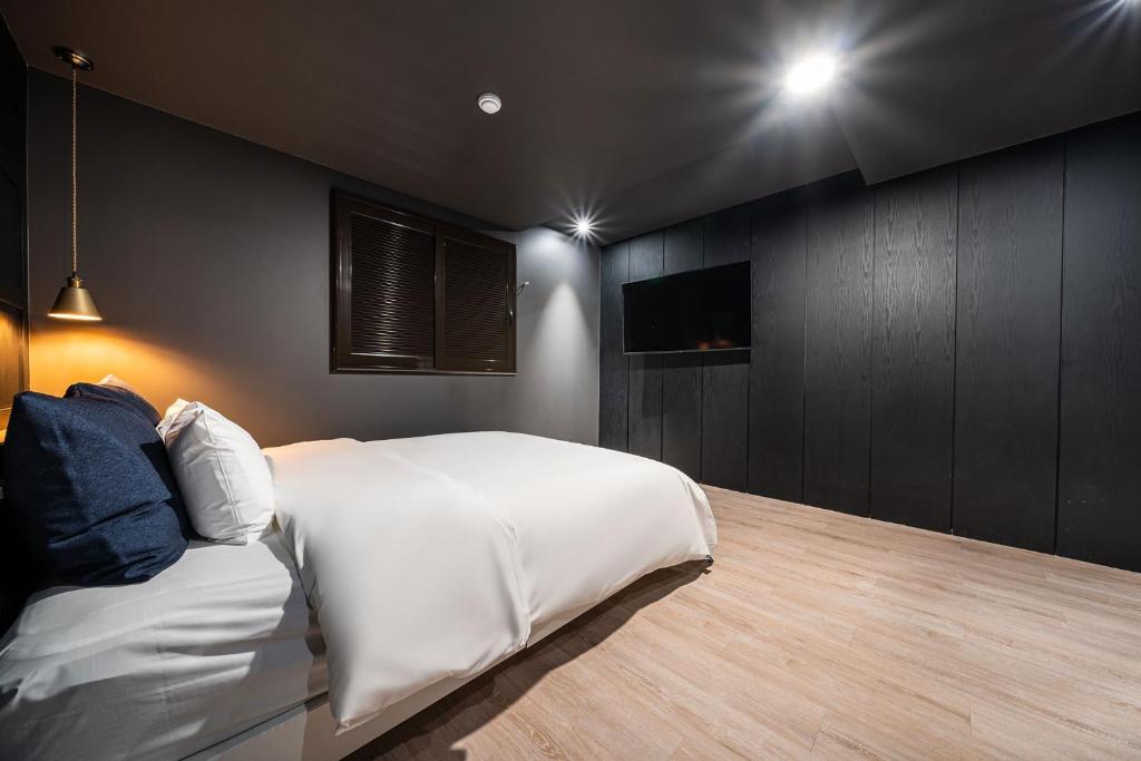 Postel nebo postele na pokoji v ubytování Stay Month Hotel